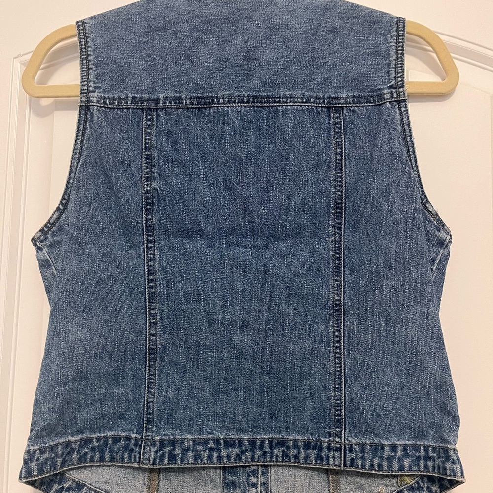 Bill Blass Blue Denim Vest with Red Floral Design - Picture 5 of 11